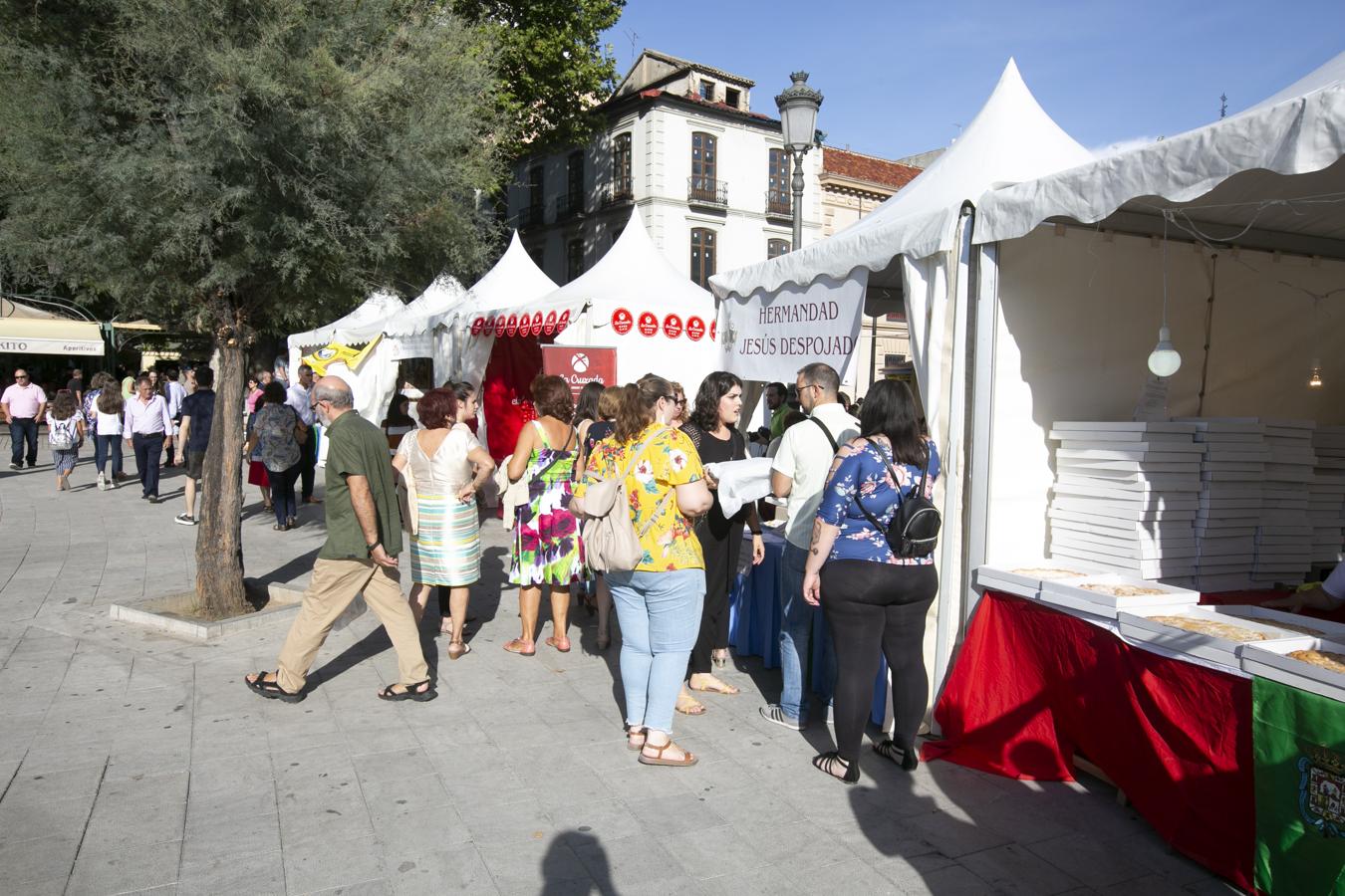 Cientos de granadinos y turistas se han aproximado este fin de semana a los distintos puestos de frutas y dulces otoñales que se han dispuesto en la capital