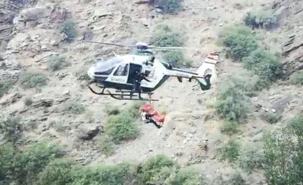 La Guardia Civil tuvo que rescatar al herido en helicóptero