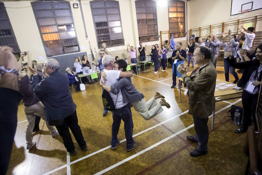 08:00. Apertura de los colegios electorales. Comienza la votación. Algunos no pueden evitar las lágrimas.