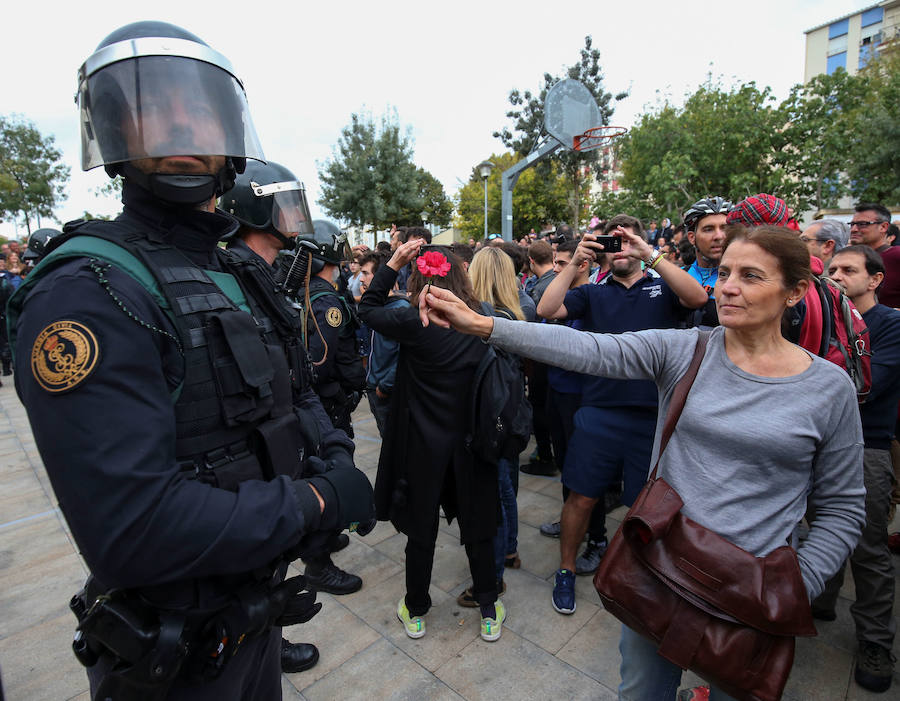 08:14. Comienzan los desalojos de personas que quieren votar en algunos colegios (a partir de ahí se suceden las manifestaciones y agresiones).