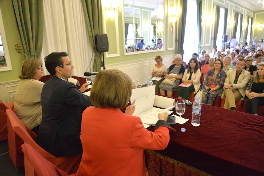 El alcalde de Granada, Paco Cuenca, y la consejera de Igualdad y Políticas Sociales de la Junta de Andalucía, María José Sánchez Rubio han asistido al acto 