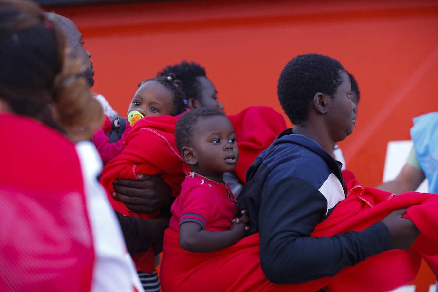 Las 248 personas de origen subsahariano, entre ellas 56 mujeres y al menos 12 menores, que han sido rescatados por efectivos de Salvamento Marítimo en las cercanías de la isla de Alborán han llegado en buenas condiciones de salud al puerto de Motril