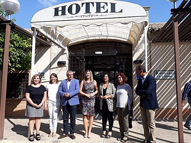 El consejero de Empleo y la alcaldesa, entre otros, en la puerta del hotel de La Laguna.
