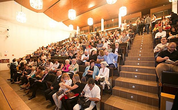 La Academia de Bellas Artes premia a pintores, coleccionistas e intérpretes