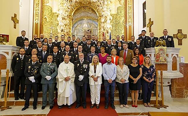 Foto de familia tras la misa en el Santuario de la Virgen de la Cabeza. 
