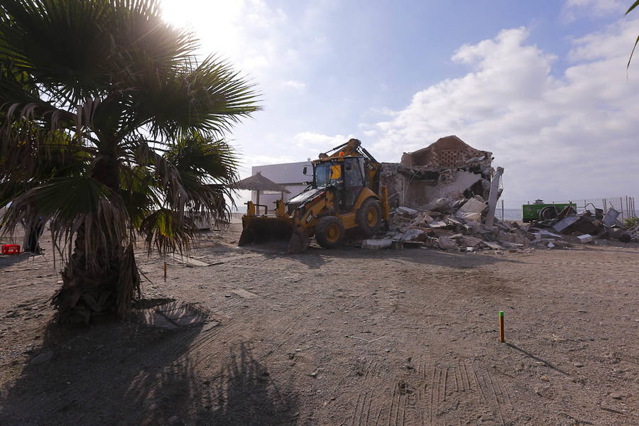 La excavadora trabaja ya en el derribo del emblemático chiringuito Hoyo 19, situado en la Punta del Santo, entre Poniente y Playa Granada, y que constituye un lugar de referencia en la playa motrileña. Su propietario, Jose Lemos, cuenta que al renovar la concesión del establecimiento se tirará entero para levantarlo nuevo otra vez, un poco más pegado al paseo, unos metros casi inapreciables. El Hoyo 19 cumplirá 19 años en 2019. El chiringuito celebrará su cumpleaños de estreno, ya que las intenciones son terminar la obra para la primavera del año que viene, a principios de marzo ( Más información aquí )