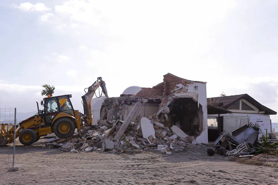 La excavadora trabaja ya en el derribo del emblemático chiringuito Hoyo 19, situado en la Punta del Santo, entre Poniente y Playa Granada, y que constituye un lugar de referencia en la playa motrileña. Su propietario, Jose Lemos, cuenta que al renovar la concesión del establecimiento se tirará entero para levantarlo nuevo otra vez, un poco más pegado al paseo, unos metros casi inapreciables. El Hoyo 19 cumplirá 19 años en 2019. El chiringuito celebrará su cumpleaños de estreno, ya que las intenciones son terminar la obra para la primavera del año que viene, a principios de marzo ( Más información aquí )