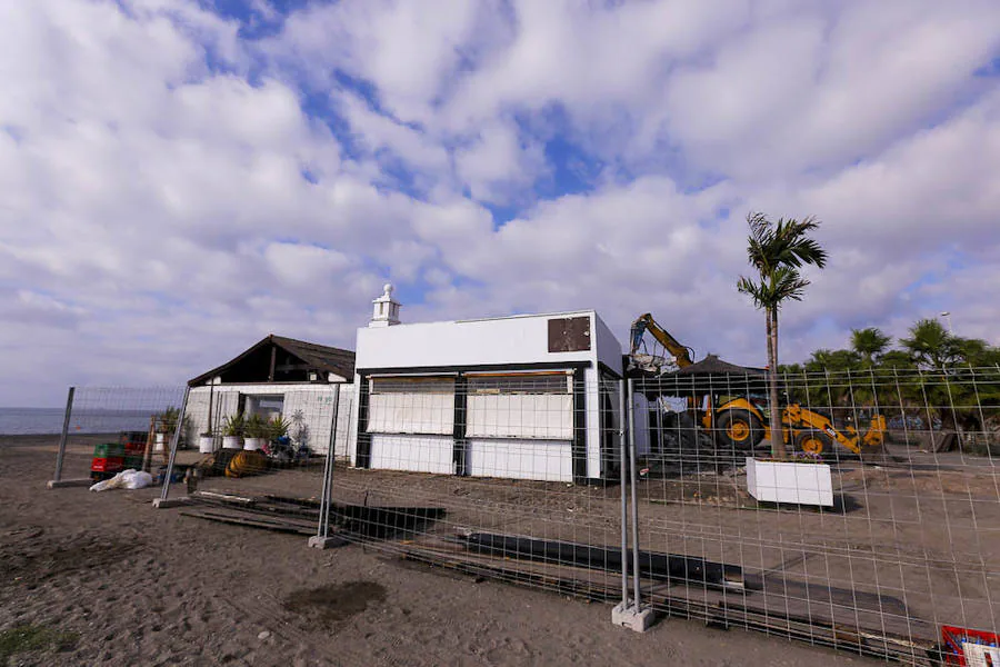 La excavadora trabaja ya en el derribo del emblemático chiringuito Hoyo 19, situado en la Punta del Santo, entre Poniente y Playa Granada, y que constituye un lugar de referencia en la playa motrileña. Su propietario, Jose Lemos, cuenta que al renovar la concesión del establecimiento se tirará entero para levantarlo nuevo otra vez, un poco más pegado al paseo, unos metros casi inapreciables. El Hoyo 19 cumplirá 19 años en 2019. El chiringuito celebrará su cumpleaños de estreno, ya que las intenciones son terminar la obra para la primavera del año que viene, a principios de marzo ( Más información aquí )