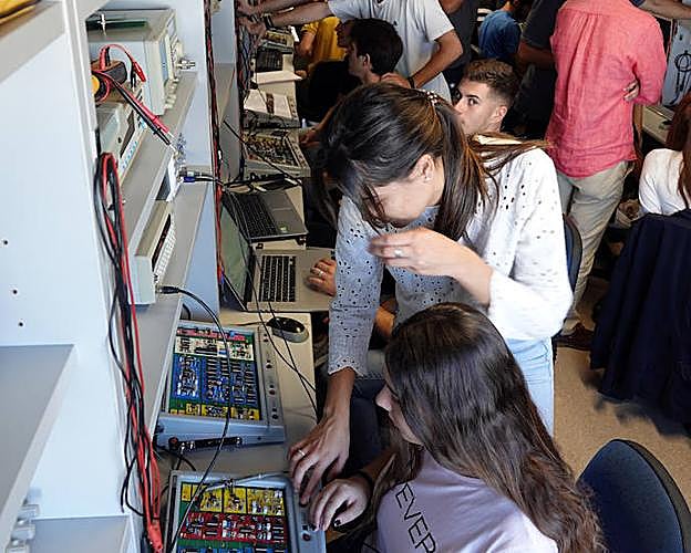 Miembros de la comunidad educativa de la Escuela de Informática y Telecomunicaciones comentan las salidas laborales de sus carreras.
