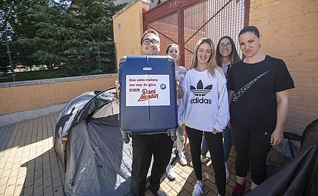 Un grupo de seguidores en el Palacio de Congresos.
