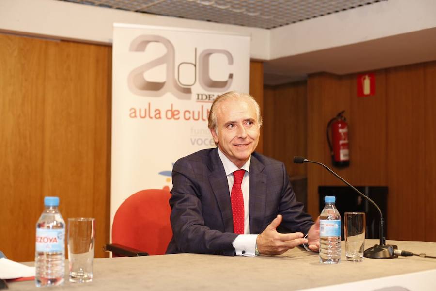 El historiador abarrotó el salón de actos de la ONCE en la apertura de un nuevo curso en el Aula de Cultura de IDEAL