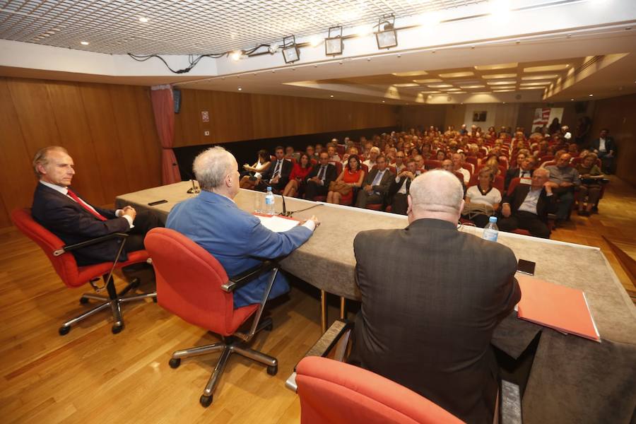 El historiador abarrotó el salón de actos de la ONCE en la apertura de un nuevo curso en el Aula de Cultura de IDEAL