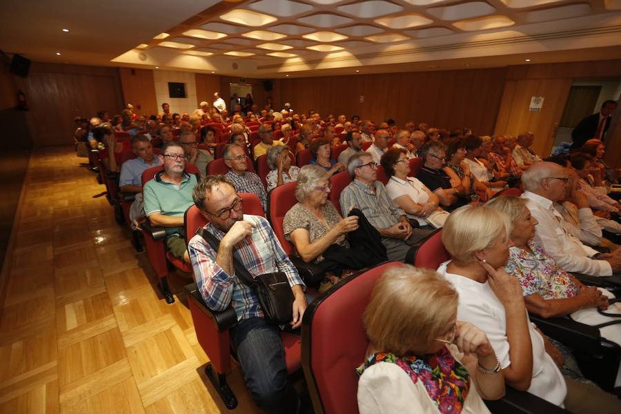 El historiador abarrotó el salón de actos de la ONCE en la apertura de un nuevo curso en el Aula de Cultura de IDEAL