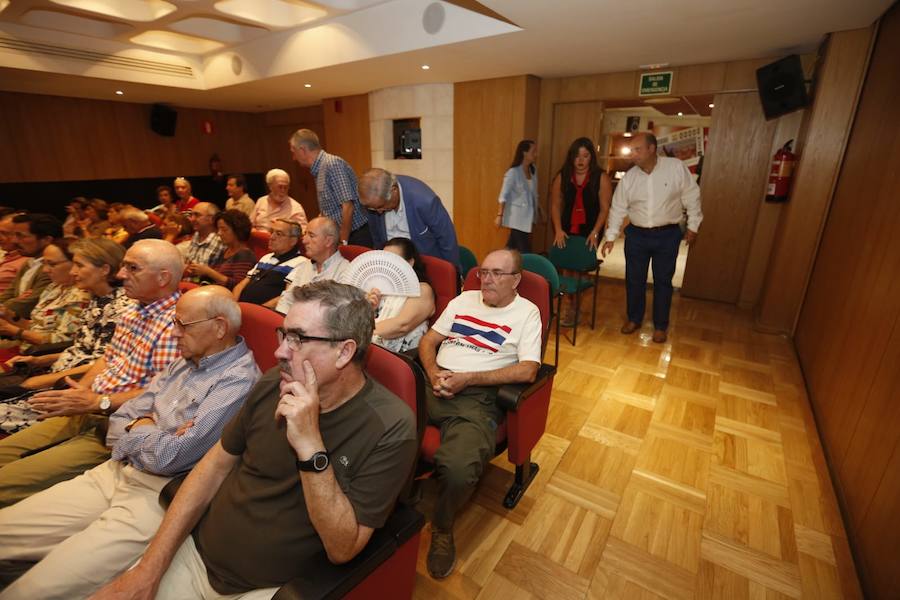 El historiador abarrotó el salón de actos de la ONCE en la apertura de un nuevo curso en el Aula de Cultura de IDEAL