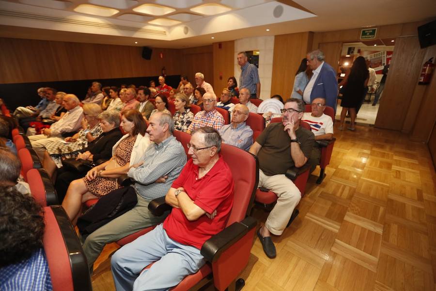 El historiador abarrotó el salón de actos de la ONCE en la apertura de un nuevo curso en el Aula de Cultura de IDEAL