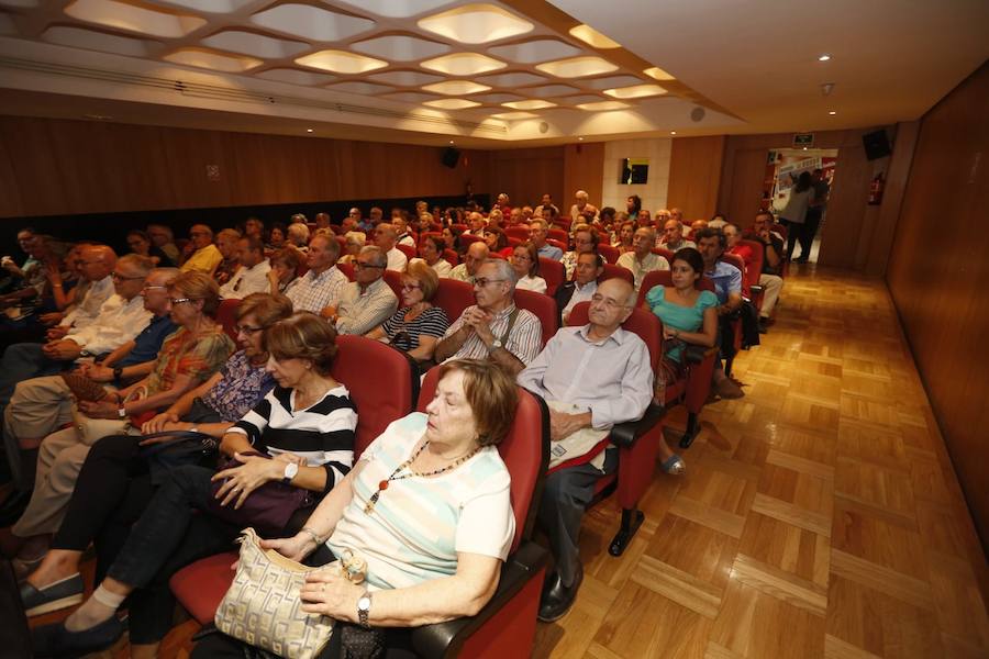 El historiador abarrotó el salón de actos de la ONCE en la apertura de un nuevo curso en el Aula de Cultura de IDEAL