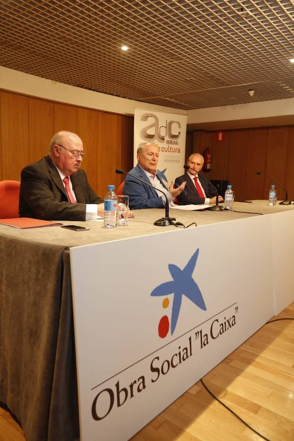 El historiador abarrotó el salón de actos de la ONCE en la apertura de un nuevo curso en el Aula de Cultura de IDEAL