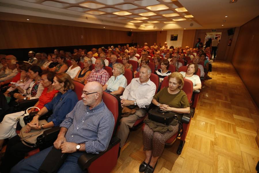 El historiador abarrotó el salón de actos de la ONCE en la apertura de un nuevo curso en el Aula de Cultura de IDEAL