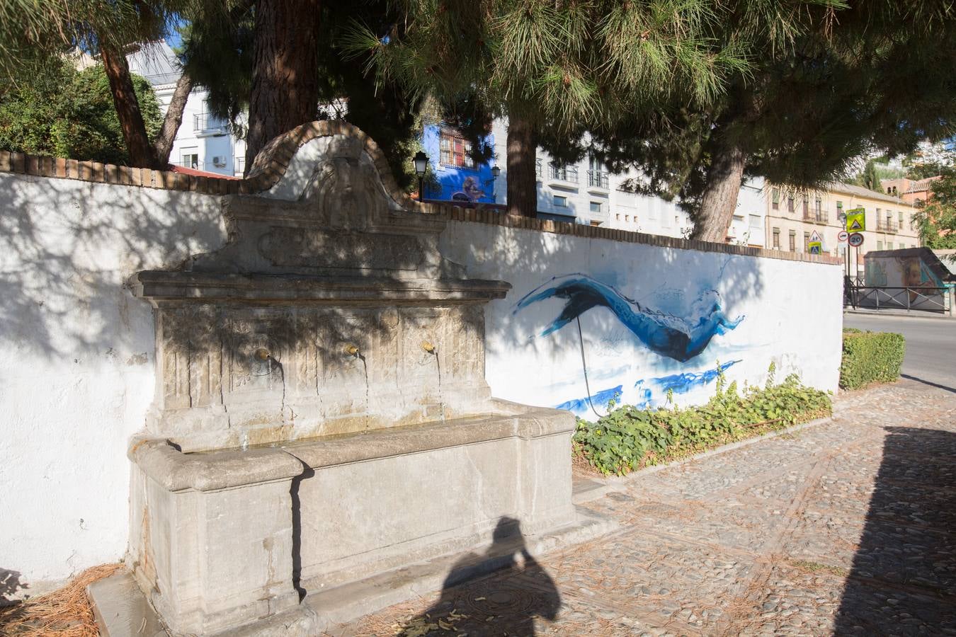 Una sirena azul ha aparecido en el muro del Pilar de la Cuesta de la Escoriaza y ha levantado la polémica entre algunos vecinos por «vulnerar el patrimonio histórico» e «infringir la normativa local que regula los grafitis en las zonas protegidas de la ciudad» como lo es el Realejo. Quien dio ayer la voz de alarma a través de Twitter fue la activista Mayte Martínez, quien acusó al artista granadino el Niño de las Pinturas de cometer «un acto vandálico» a pesar de pintar «verdaderas obras de arte».