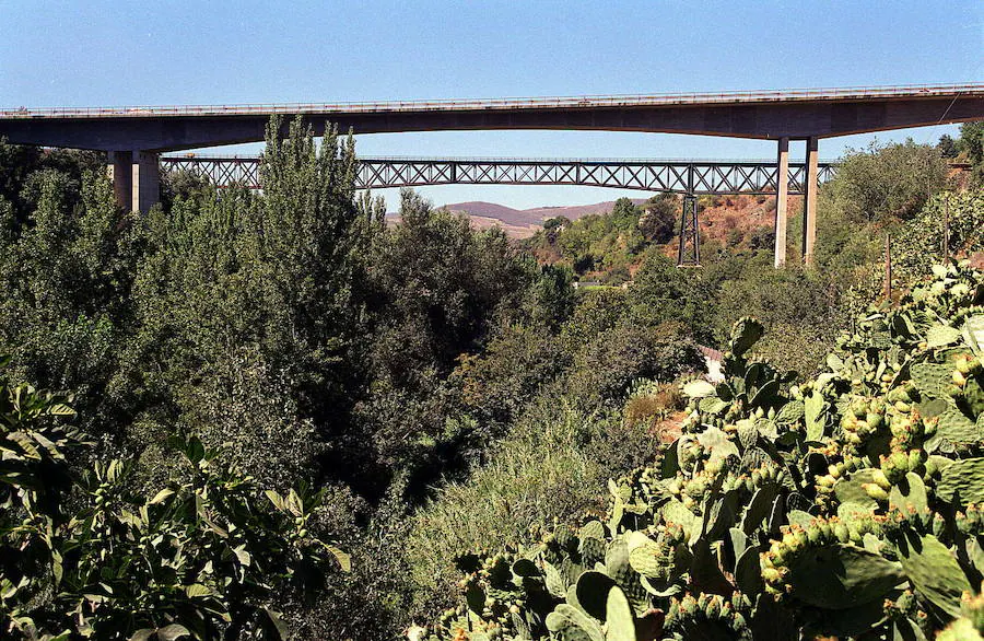 El sendero visita este antiguo puente metálico, que fué trasladado desde el pueblo de Gor. 