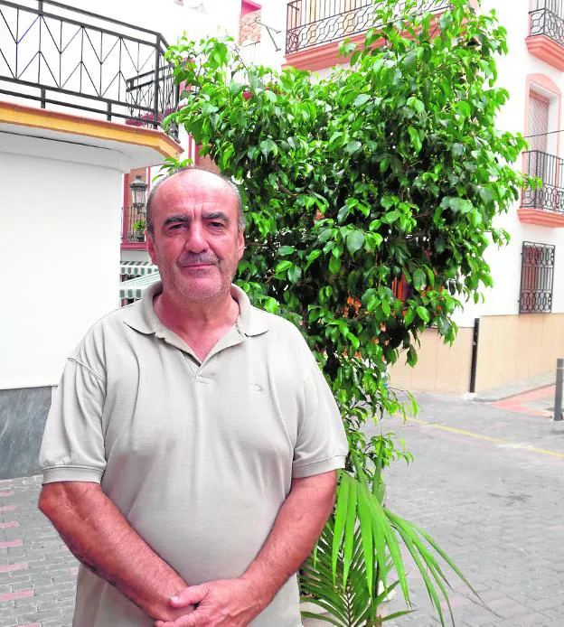 El alcalde de Molvízar, en un rincón de su pueblo.
