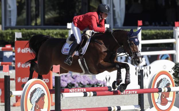 Jessica Springsteen, ejecutando un salto con su caballo. 