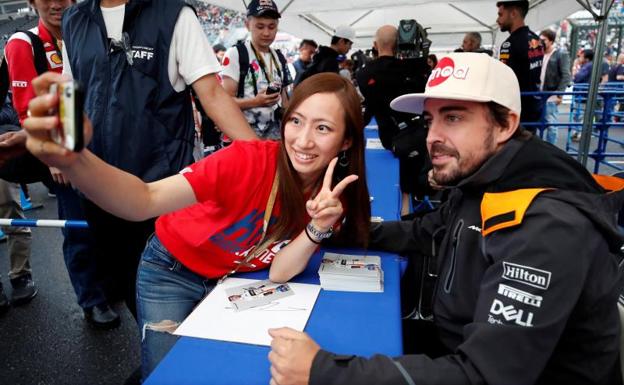 Una aficionada japonesa se fotografía junto a Fernando Alonso. 