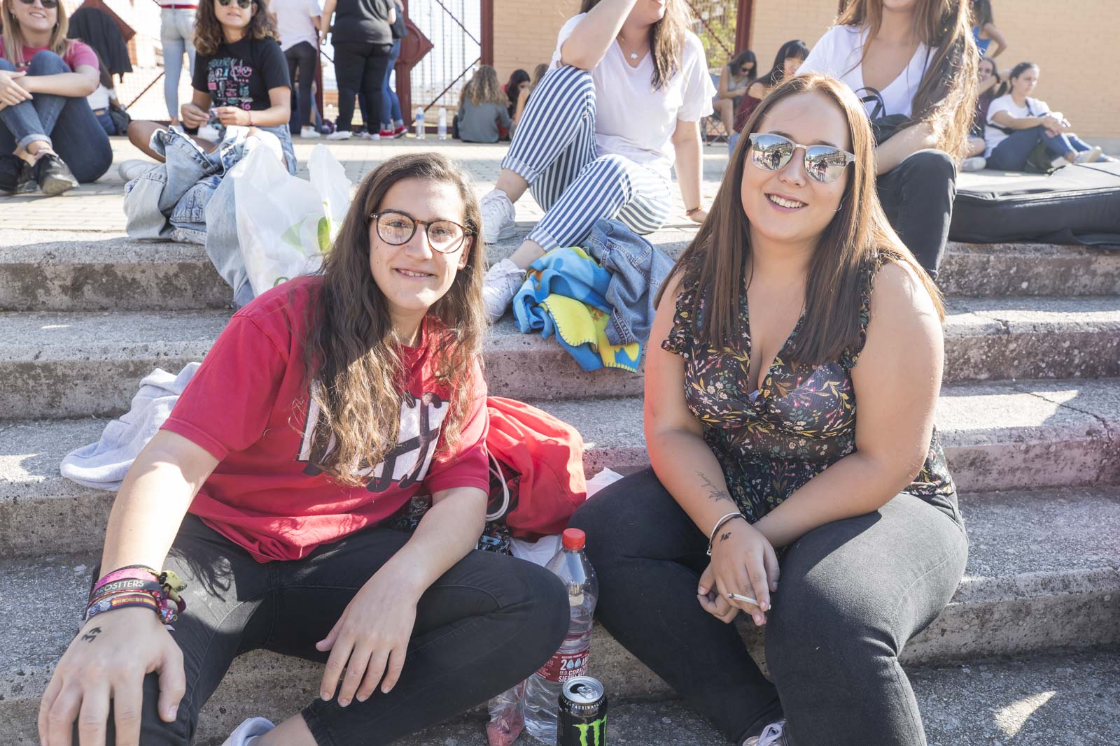 Decenas de jóvenes se dan cita en los accesos del Palacio de Deportes