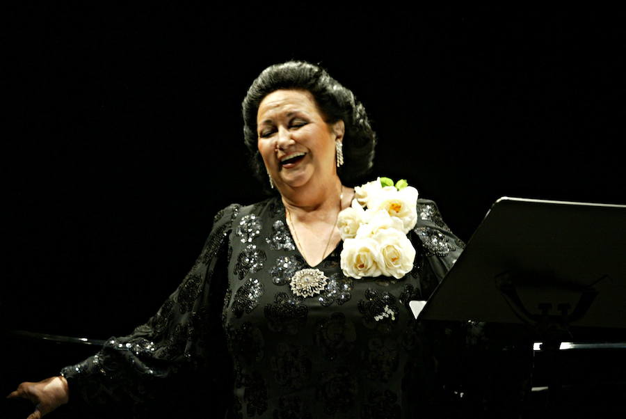 La soprano catalana, Montserrat Caballé durante el concierto que ofreció en Granada en 2007.