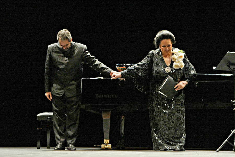 La soprano catalana, Montserrat Caballé durante el concierto que ofreció en Granada en 2007.