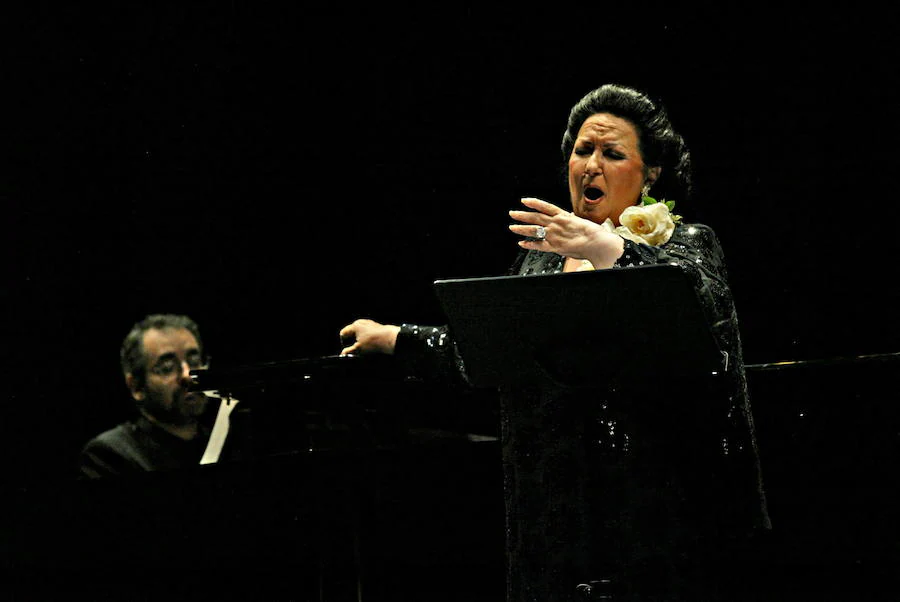 La soprano catalana, Montserrat Caballé durante el concierto que ofreció en Granada en 2007.