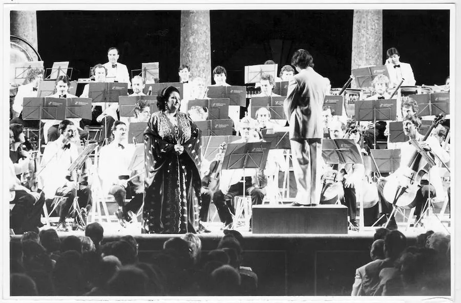 Montserrat Caballé con la Philharmonic Orchestra dirigida por Esa-Pekka Salonen en el Palacio de Carlos V 1988