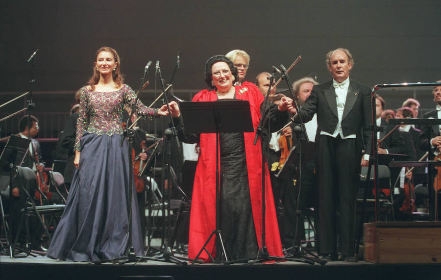 Montserrat Caballé y su hija Montserrat Martí, durante su actuación en el Palacio de los Deportes en 1998