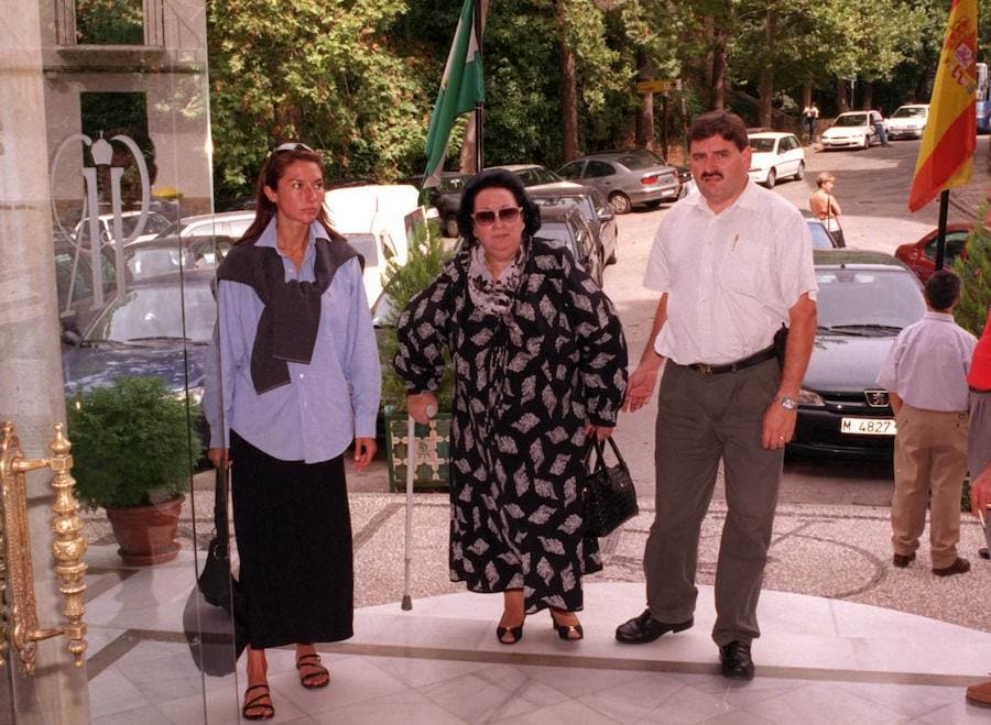 Montserrat Caballé y su hija Montserrat Martí llegan a Granada, en 1988
