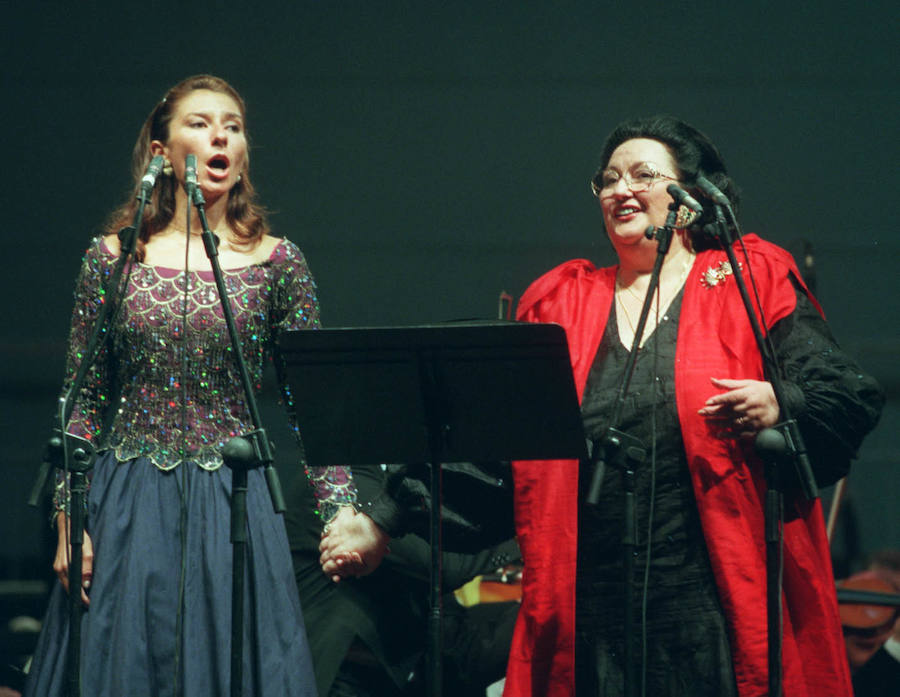 Montserrat Caballé y su hija Montserrat Martí, durante su actuación en el Palacio de los Deportes en 1998