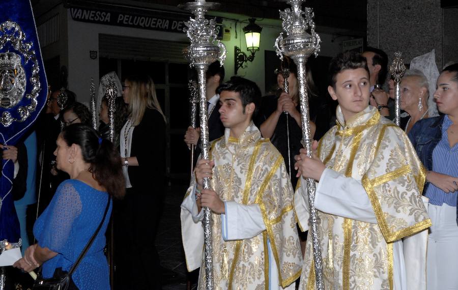 Es costumbre que un grupo de personas acompañado por música de cuerda salga a medianoche para realizar por las calles del pueblo los cantos de alborada