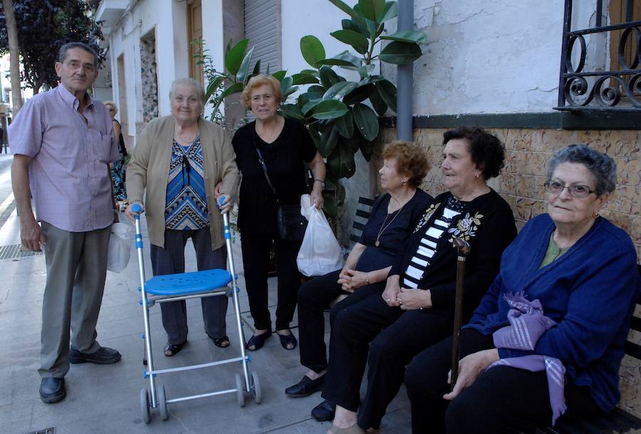 Es costumbre que un grupo de personas acompañado por música de cuerda salga a medianoche para realizar por las calles del pueblo los cantos de alborada