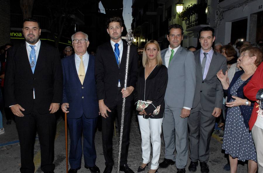 Es costumbre que un grupo de personas acompañado por música de cuerda salga a medianoche para realizar por las calles del pueblo los cantos de alborada