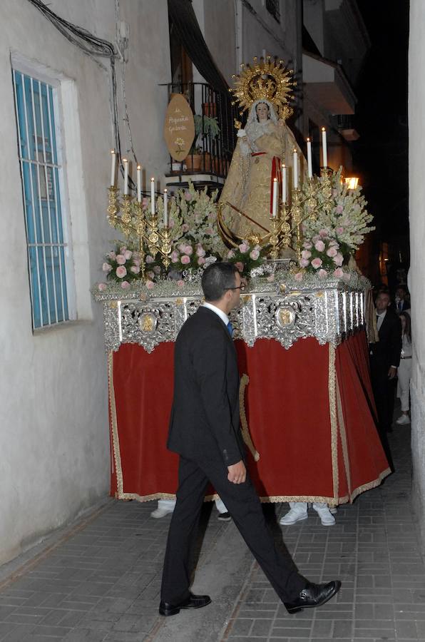 Es costumbre que un grupo de personas acompañado por música de cuerda salga a medianoche para realizar por las calles del pueblo los cantos de alborada