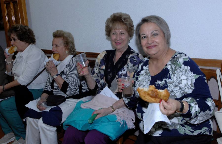 Es costumbre que un grupo de personas acompañado por música de cuerda salga a medianoche para realizar por las calles del pueblo los cantos de alborada