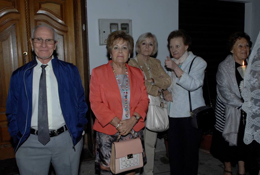 Es costumbre que un grupo de personas acompañado por música de cuerda salga a medianoche para realizar por las calles del pueblo los cantos de alborada