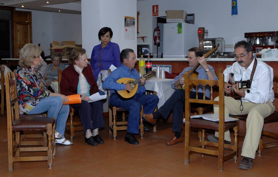 Es costumbre que un grupo de personas acompañado por música de cuerda salga a medianoche para realizar por las calles del pueblo los cantos de alborada