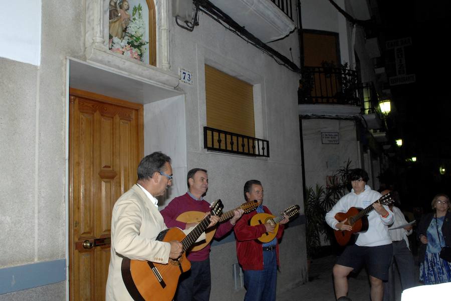 Es costumbre que un grupo de personas acompañado por música de cuerda salga a medianoche para realizar por las calles del pueblo los cantos de alborada