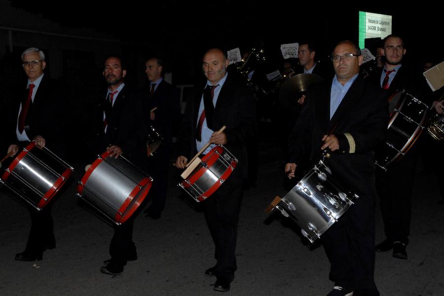 Es costumbre que un grupo de personas acompañado por música de cuerda salga a medianoche para realizar por las calles del pueblo los cantos de alborada