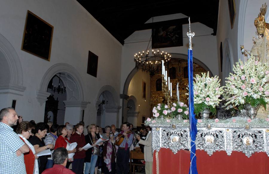 Es costumbre que un grupo de personas acompañado por música de cuerda salga a medianoche para realizar por las calles del pueblo los cantos de alborada