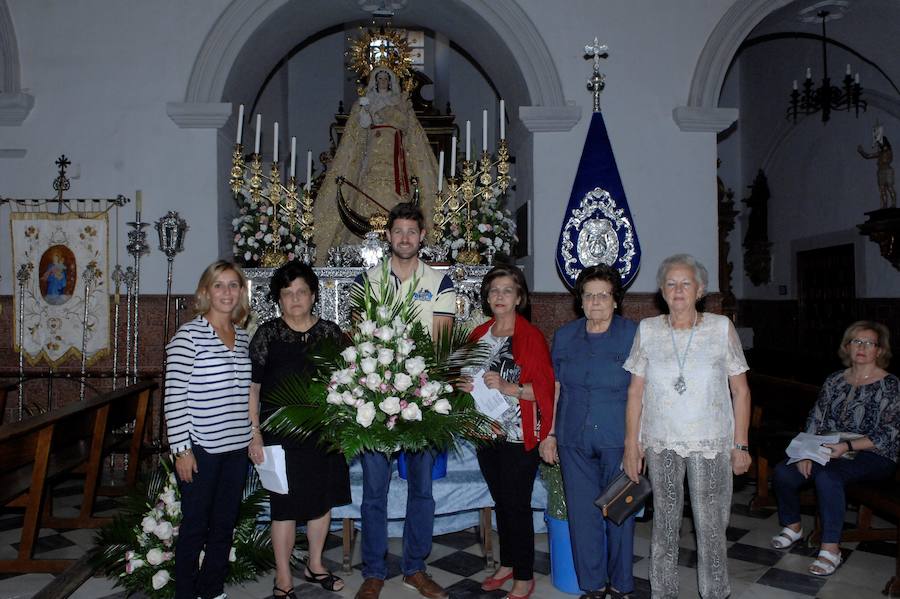 Es costumbre que un grupo de personas acompañado por música de cuerda salga a medianoche para realizar por las calles del pueblo los cantos de alborada