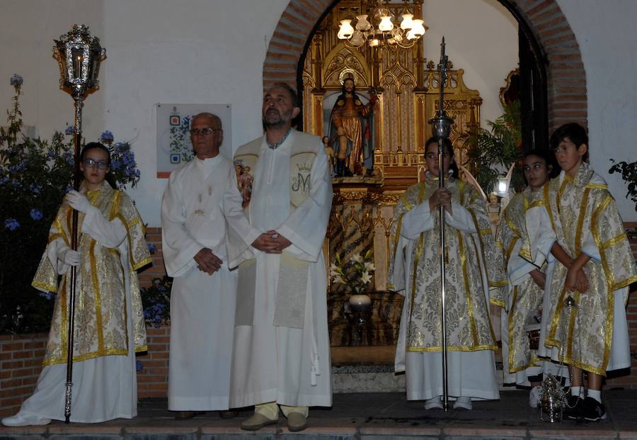 Es costumbre que un grupo de personas acompañado por música de cuerda salga a medianoche para realizar por las calles del pueblo los cantos de alborada