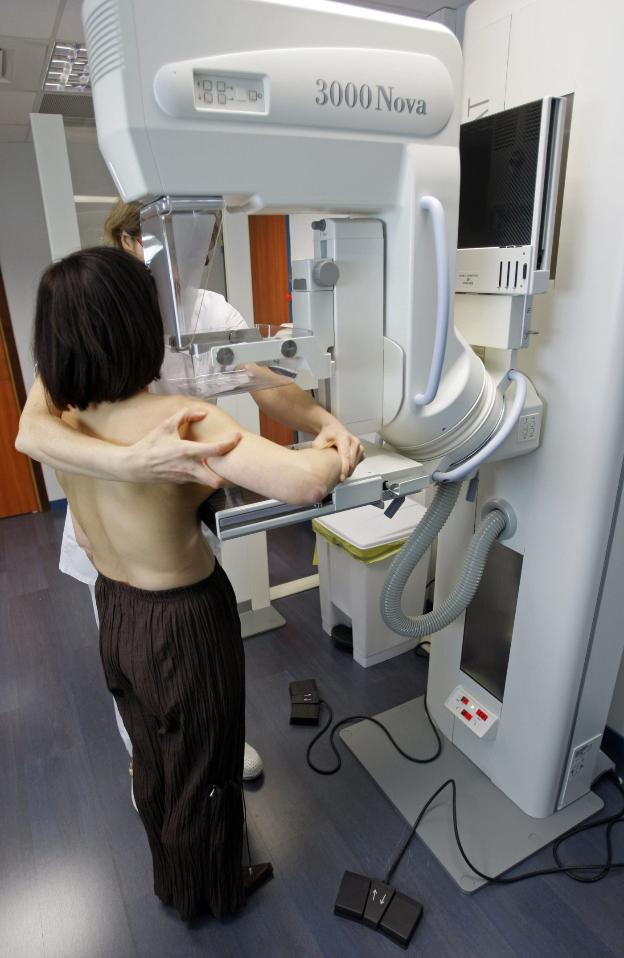 Una mujer se somete a una mamografía para la detección precoz de cáncer de mama. 
