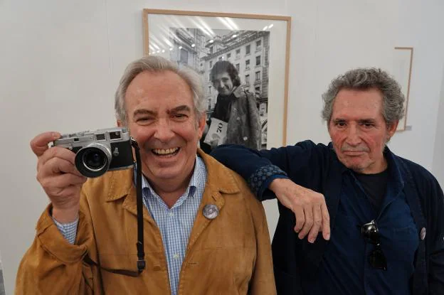 Ricardo Martín y Miguel Ríos, con la foto que el primero hizo al segundo en 1971, y que es la más antigua de la muestra.