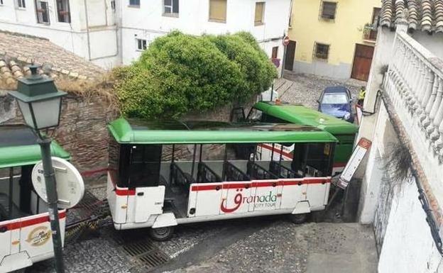 Accidente del tren turístico en el Carril de la Lona. 